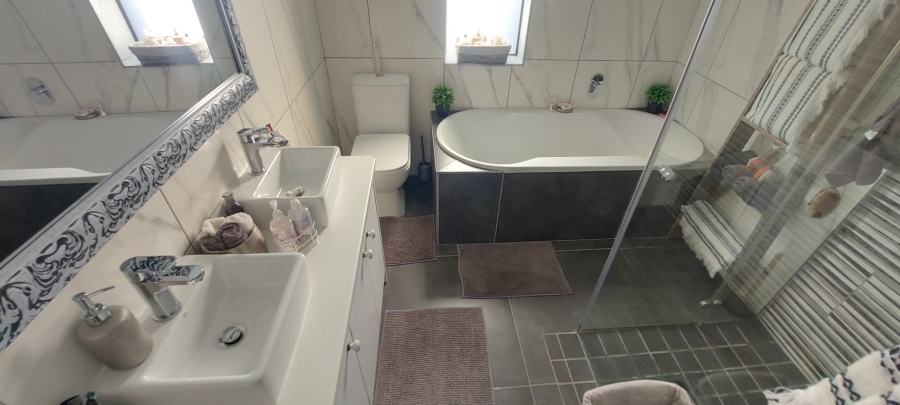 5 Bedroom Property for Sale in Dana Bay Western Cape